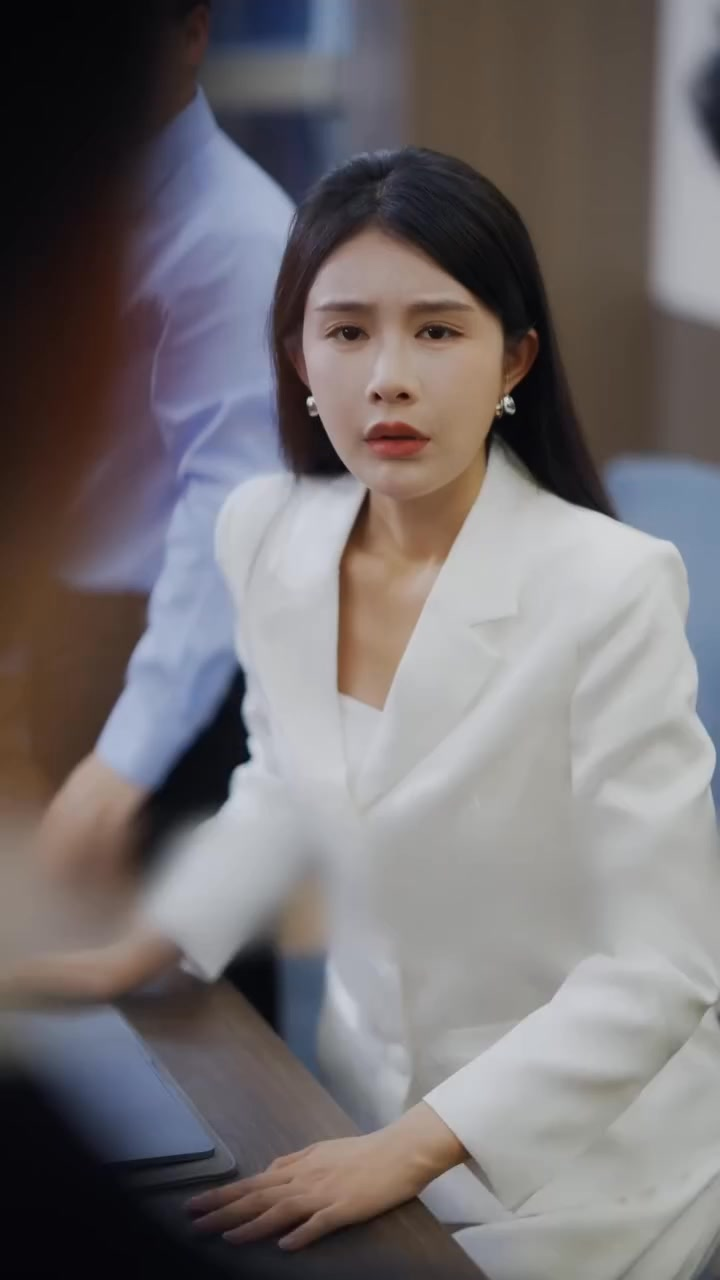 [FULL] 222E0828 The CEO arrives at the company and introduces Cinderella as his wife, leaving the fake wife utter