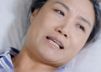 [FULL] 216E0828 After Learning of His Father’s Death, the Man Kneels and Begs His Mother for Forgiveness