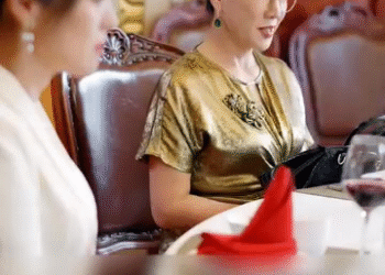 [FULL] 185E0828 The scheme woman shows off her luxury bag, while the woman owes the authentic bag