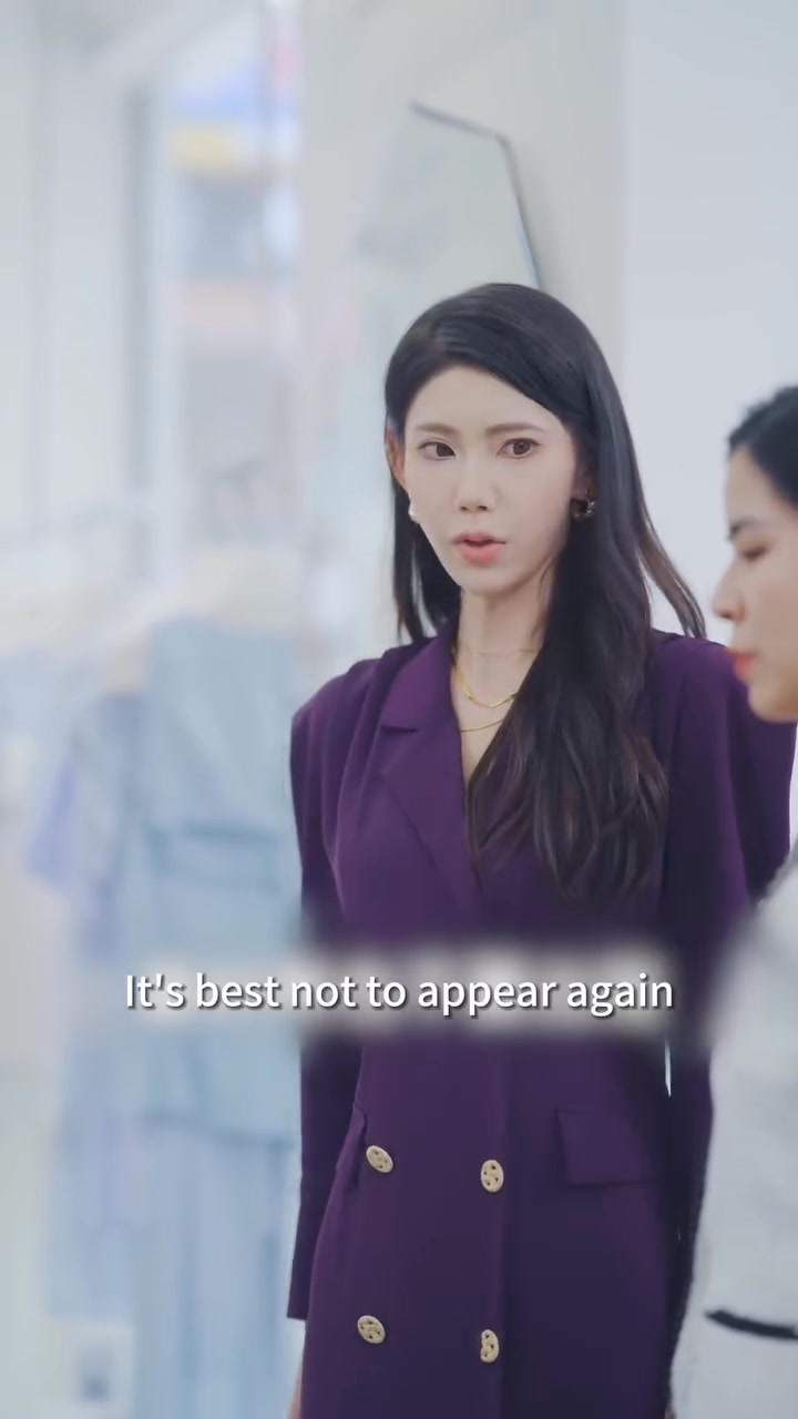 [FULL] 141E0828 A female store clerk flatters the wrong person, mistaking the CEO’s wifean embarrassing slap in t