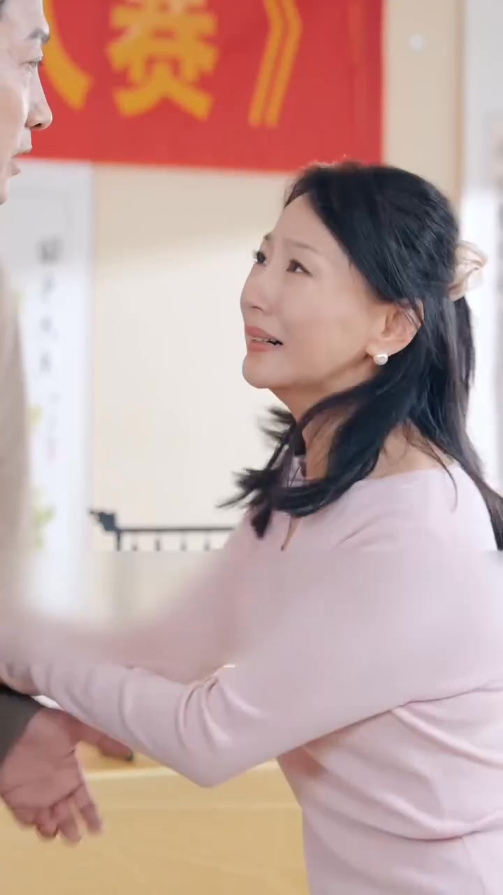 [FULL] 291E0828 Her Work Destroyed, She’s About to Drink Ink When the Wealthy Man Arrives to Defend Her
